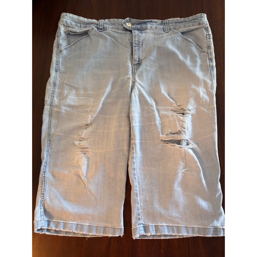 Gloria Vanderbilt Womens 18W Distressed Bermuda Denim Shorts Light Wash Ripped